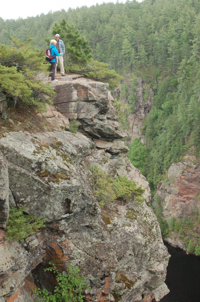 Wandern in Kanada - Auf den Klippen vom Barron Canyon